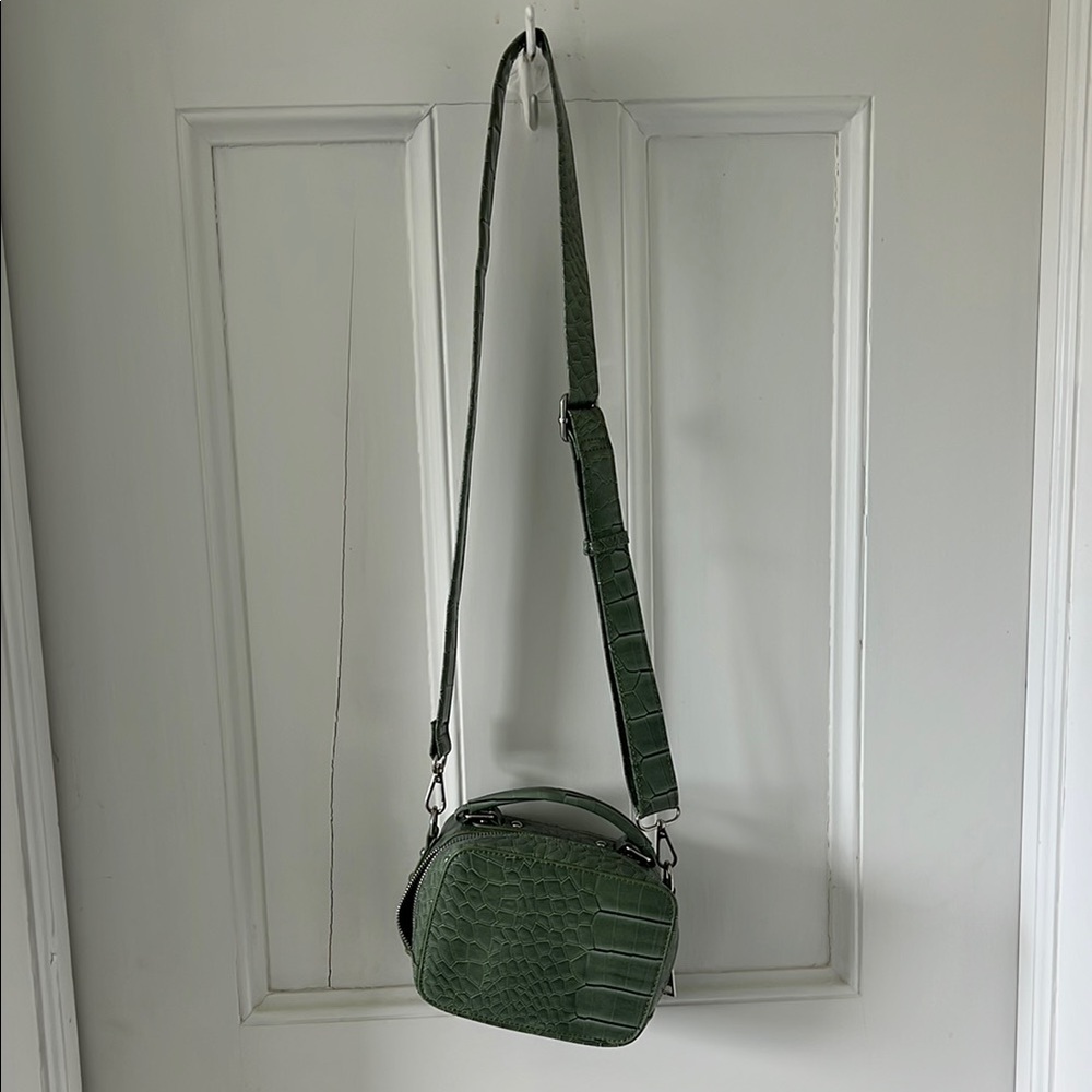 Hvisk faux Green Crocodile-Embossed Crossbody Bag with Silver Hardware